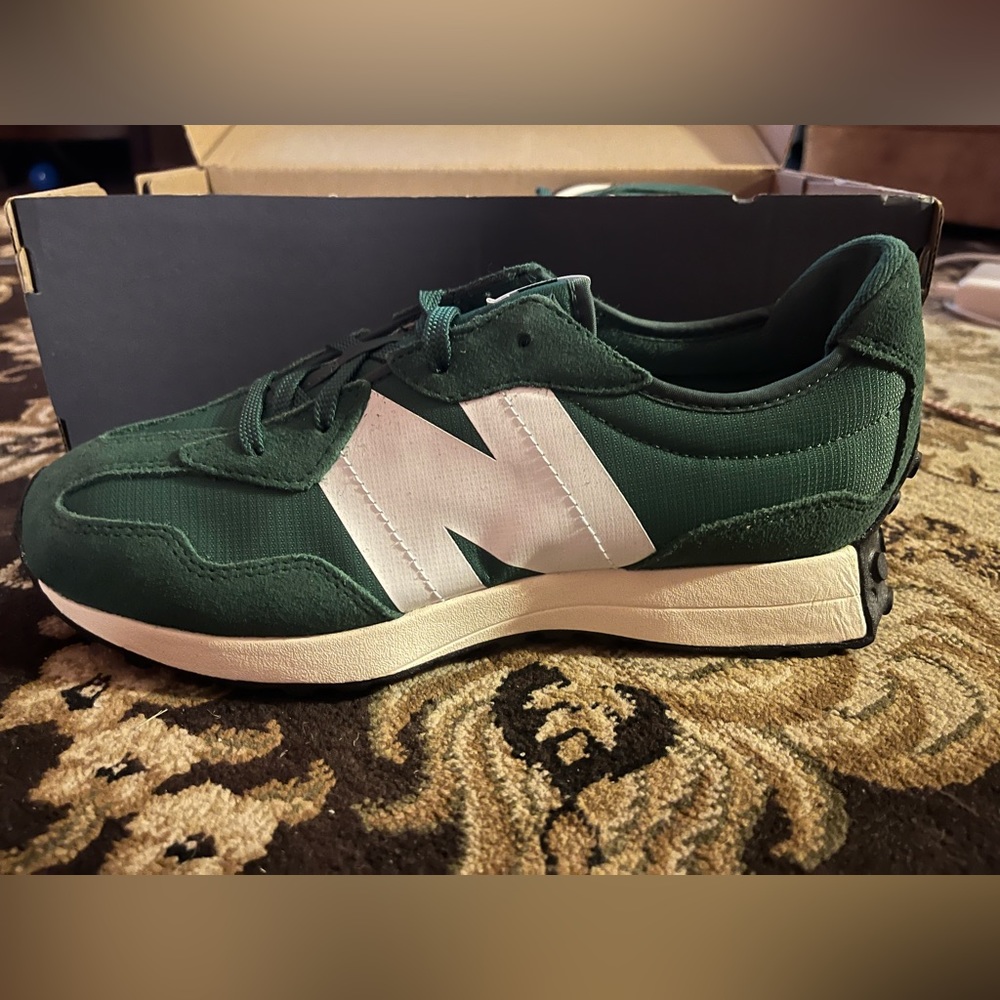 BRAND NEW NEW BALANCE STILL IN BOX
